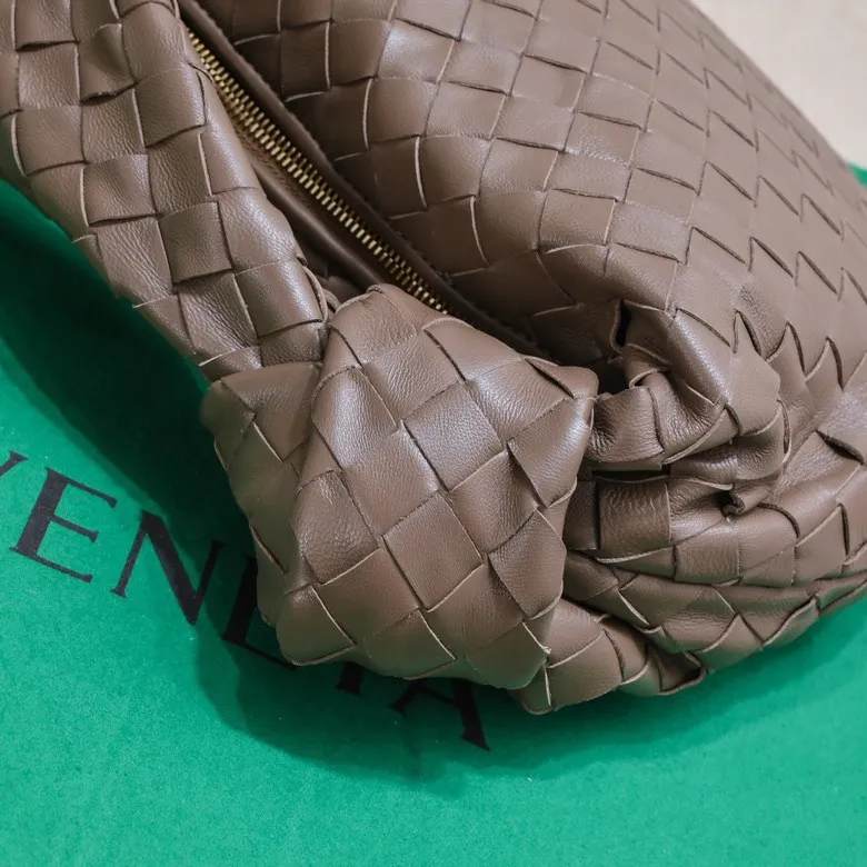 Batch 1460 BV Bottega Veneta 2022 Early Spring New Ladies Medium JODIE Handbag BV Bag 🔥The new method is to round the corners on the original basis and knot the round hobo bag with classic woven leather. The most iconic triangular pull-out design, using sheepskin draped soft shape, is super suitable for concave shapes~ Jodie feels really gentle to people, and is definitely the best item for daily matching. It has the same weave, new elements and twists, and is versatile. It is the new favorite of street style Internet celebrities! Size: 36*21*13 Model: 6697